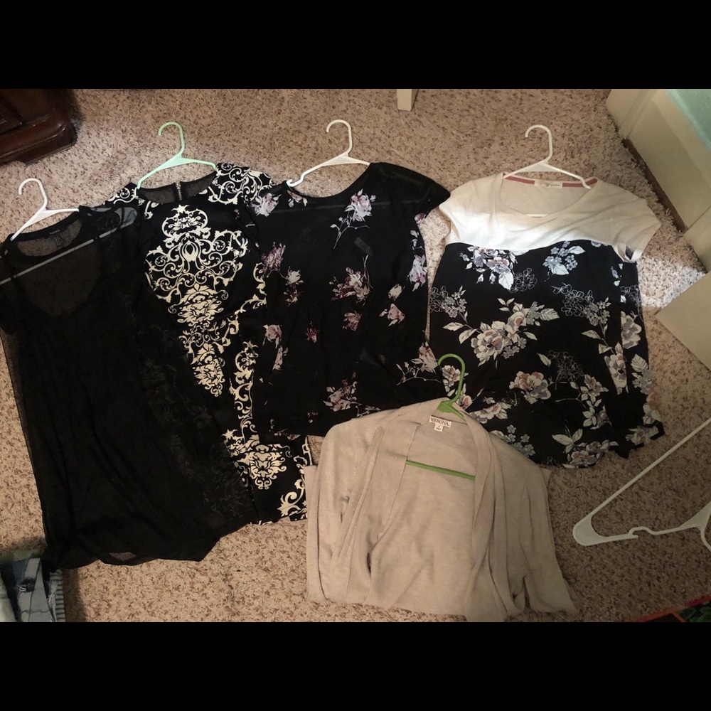 Many different types of clothing, mostly smalls!